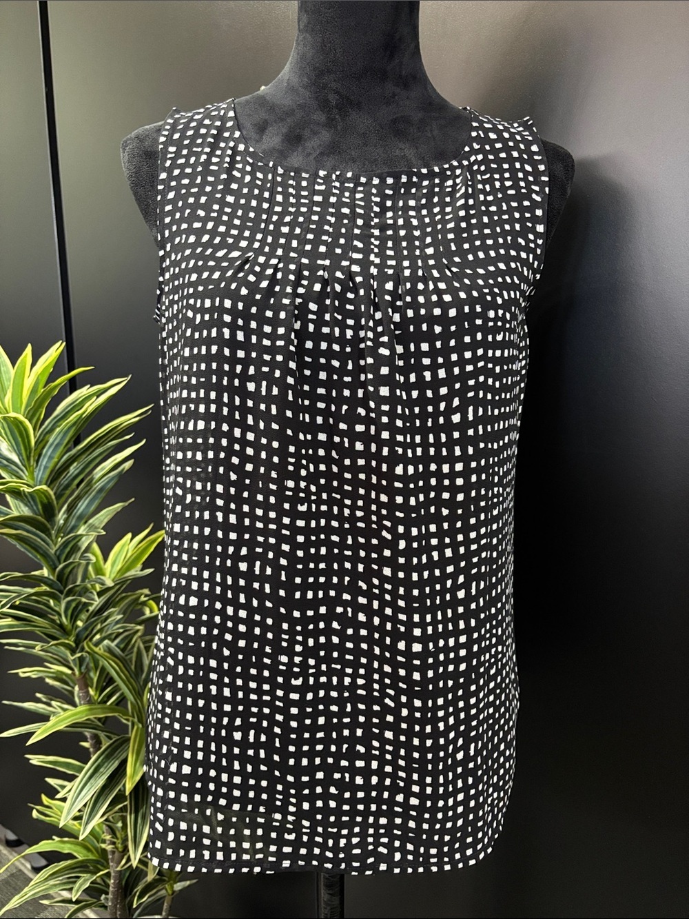 LOFT Lightweight sheer,pleated neckline,sleeveless scoop neck,square checkered